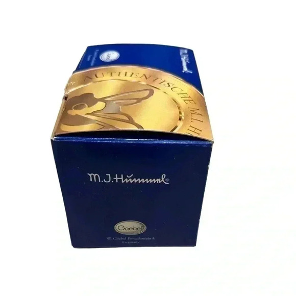 M.I. Hummel LITTLE FLAG BEARER First Issue - Picture 11 of 14